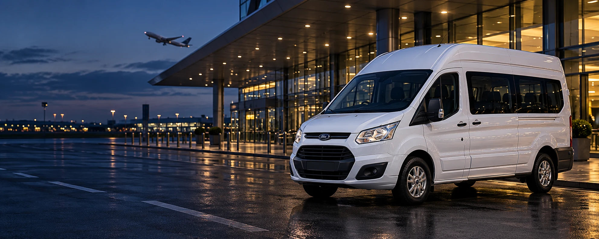 KI-Illustration eines weißen Ford Transit Custom mit Hochdach vor einem Flughafen-Terminal